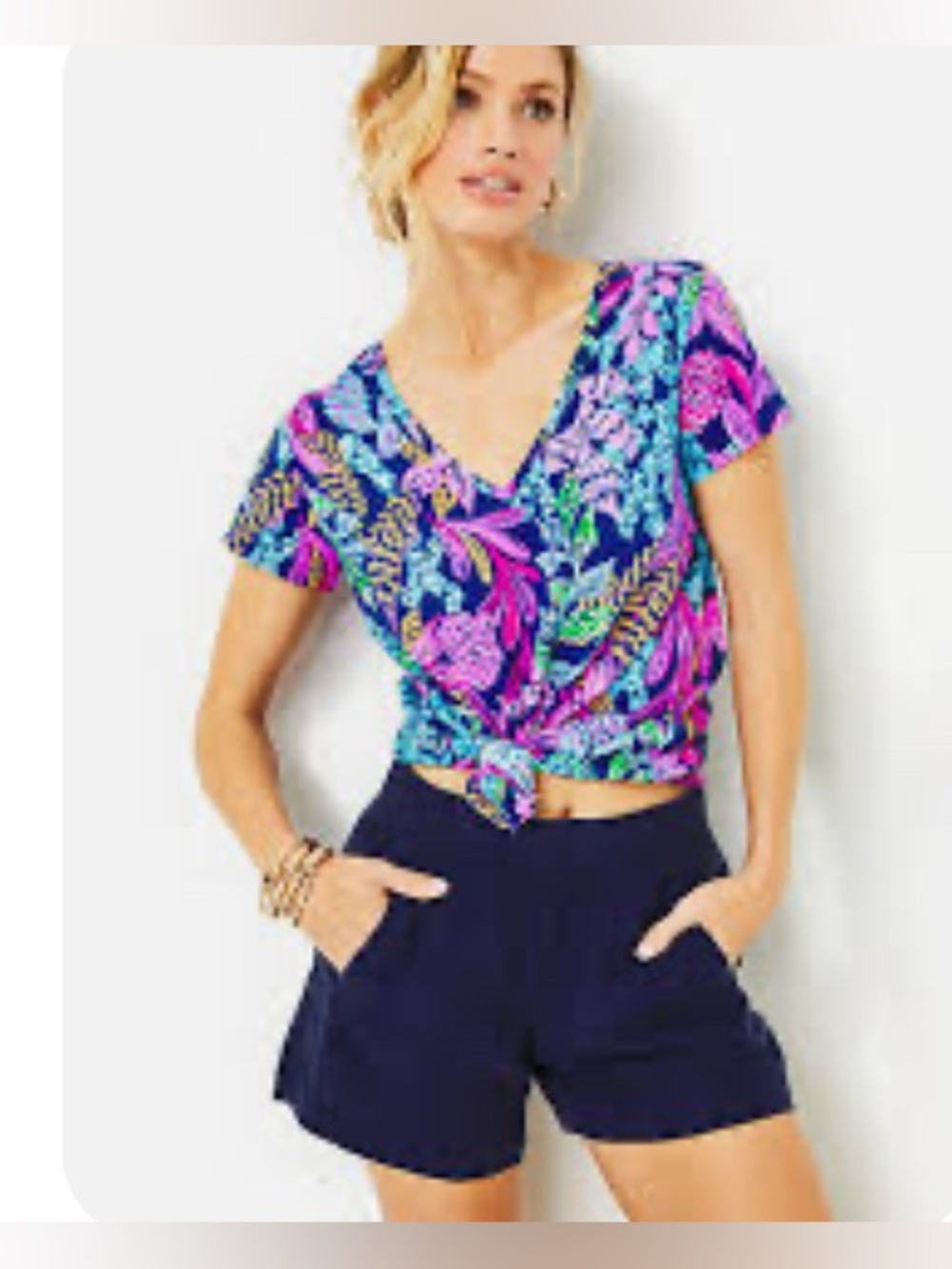 NWOT Lilly Pulitzer short sleeve v-neck with flattering side slits and gold logo